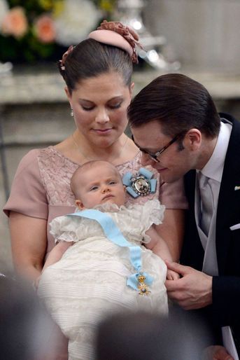La princesse Estelle de Suède, le 22 mai 2012, jour de son baptême, avec ses parents la princesse héritière Victoria et le prince Daniel