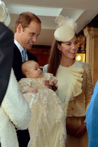 Le prince George de Cambridge, le 23 octobre 2013, jour de son baptême, avec ses parents le prince William et Kate Middleton