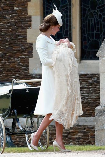 La princesse Charlotte de Cambridge, le 5 juillet 2015, jour de son baptême, avec sa mère Kate Middleton