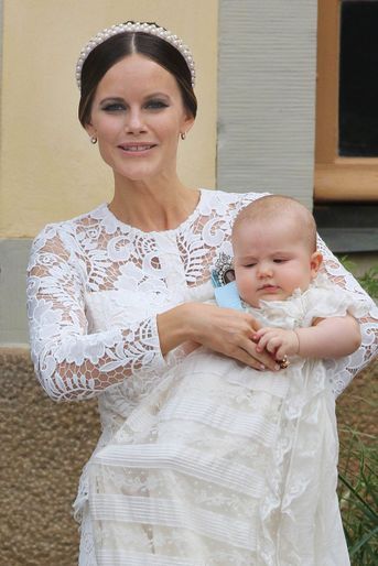Le prince Alexander de Suède, le 9 septembre 2016, jour de son baptême, avec sa mère la princesse Sofia 