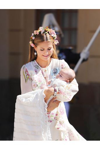 La princesse Adrienne de Suède, le 8 juin 2018, jour de son baptême, avec sa mère la princesse Madeleine
