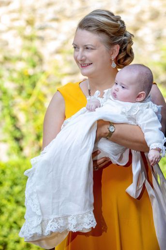 Le prince Charles de Luxembourg, le 19 septembre 2020, jour de son baptême, avec sa mère la princesse Stéphanie