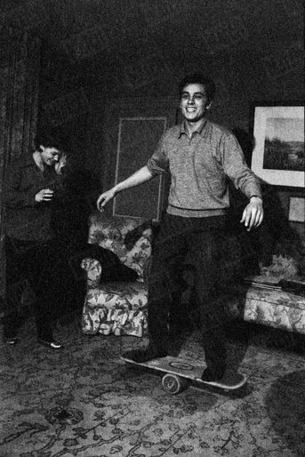 Romy Schneider et Alain Delon, dans leur hôtel particulier de l'avenue de Messine, en janvier 1961. 