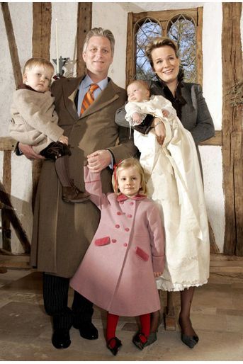 Le prince Emmanuel de Belgique, le 10 décembre 2005, jour de son baptême, avec ses parents le prince Philippe et la princesse Mathilde, sa soeur la princesse Elisabeth et son frère le prince Gabriel