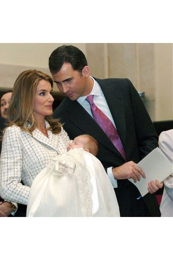 La princesse Leonor d'Espagne, le 14 janvier 2006, jour de son baptême, avec ses parents le prince Felipe et la princesse Letizia