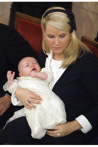 Le prince Sverre Magnus de Norvège, le 4 mars 2006, jour de son baptême, avec sa mère la princesse Mette-Marit