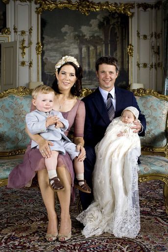 La princesse Isabella de Danemark, le 1er juillet 2007, jour de son baptême, avec ses parents le prince héritier Frederik et la princesse Mary et son frère le prince Christian