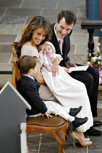 La princesse Athena de Danemark, le 20 mai 2012, jour de son baptême, avec ses parents le prince Joachim et la princesse Marie et son frère le prince Henrik