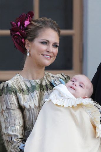Le prince Nicolas de Suède, le 11 octobre 2015, jour de son baptême, avec sa mère la princesse Madeleine