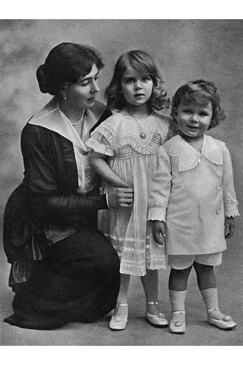 La princesse Ingrid de Suède avec sa mère la princesse Margareta et le prince Bertil, en 1915