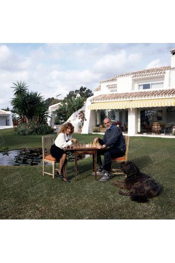 Sean Connery et son épouse Micheline dans leur propriété de Marbella, en Espagne, en décembre 1986.