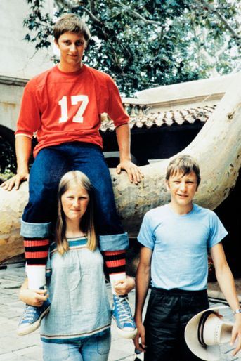 Le prince Philippe de Belgique, avec sa soeur la princesse Astrid et son frère le prince Laurent, en 1978