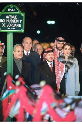 Valéry Giscard d'Estaing avec le roi Abdallah II de Jordanie et la reine Rania, le 16 novembre 1999