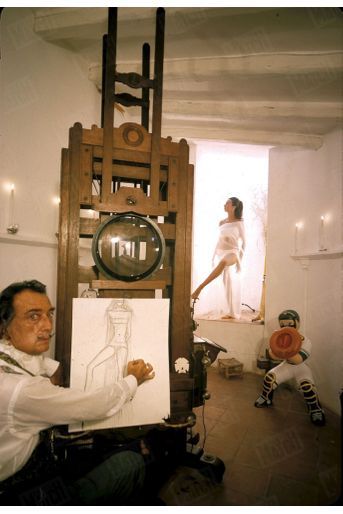 « Pour dessiner les costumes, dit Dali, je me suis inspiré des statues égyptiennes de Louqsor et, naturellement, de la gare de Perpignan » - Paris Match n°856, 4 septembre 1965