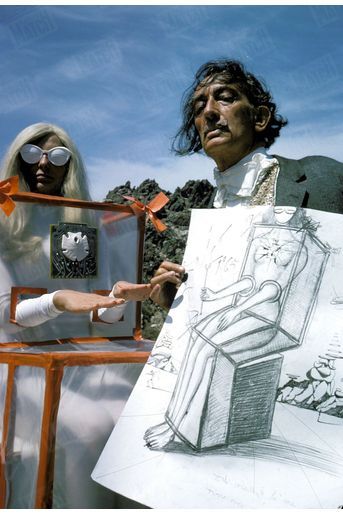 « Pour dessiner les costumes, dit Dali, je me suis inspiré des statues égyptiennes de Louqsor et, naturellement, de la gare de Perpignan » - Paris Match n°856, 4 septembre 1965
