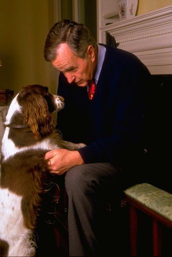 George H.W. Bush avec Millie, en février 1994.