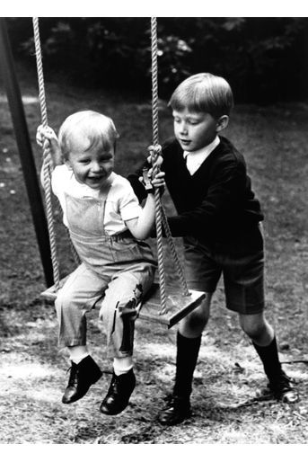 Le prince Philippe de Belgique, avec son frère le prince Laurent, en 1966