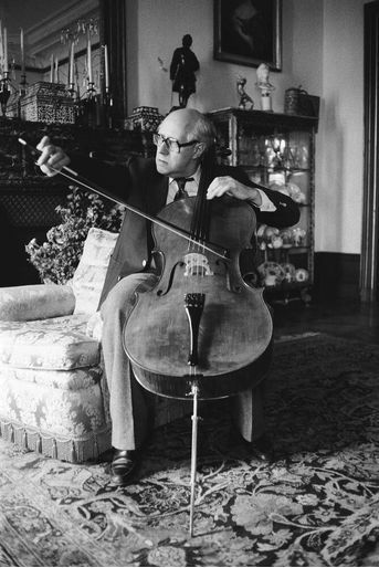 Le violoncelle Stradivarius de Mstislav Rostropovitch porte la trace d’un coup d’éperon donné par Napoléon. 1978