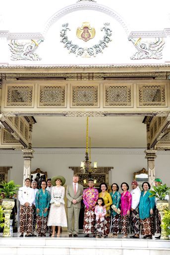 La reine Maxima et le roi Willem-Alexander des Pays-Bas avec le sultan de Yogyakarta, sa femme et leur famille à Yogyakarta, le 11 mars 2020
