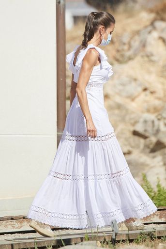 La reine Letizia d&#039;Espagne dans une robe Charo Ruiz sur l&#039;île d&#039;Ibiza, le 17 août 2020