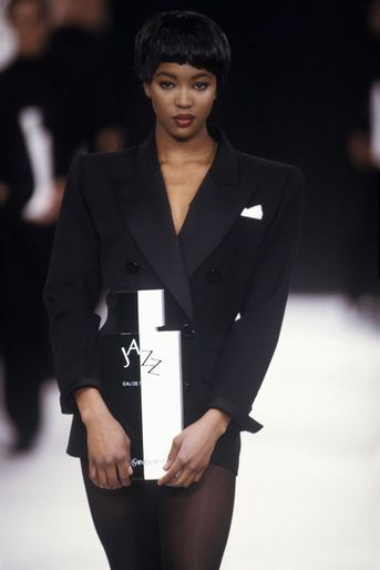Naomi Campbell lors du défilé Yves Saint Laurent à Paris en mars 1988