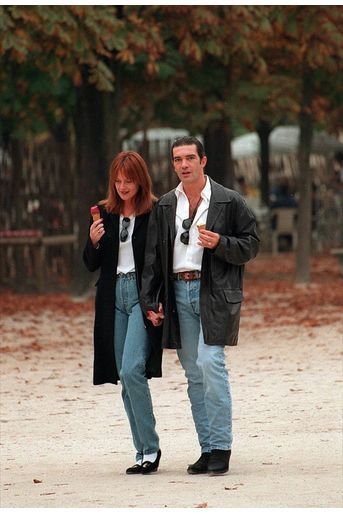 Melanie Griffith et Antonio Banderas, promenade dans Paris en octobre 1995.