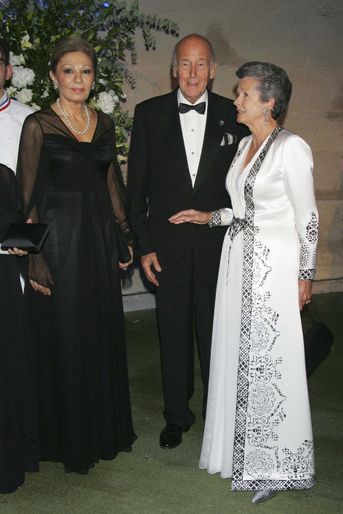 Valéry et Anne-Aymone Giscard d'Estaing avec l'ancienne impératrice d'Iran Farah Diba, le 8 octobre 2007