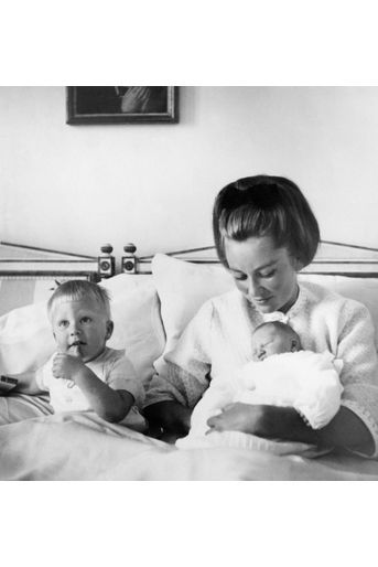 Le prince Philippe de Belgique, avec sa mère et sa petite soeur, le 8 juin 1962