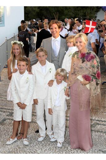 Le prince Pavlos de Grèce, frère aîné du marié, avec sa femme la princesse Marie-Chantal et leurs enfants sur l'île de Spetses, le 25 août 2010