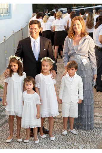 La princesse Alexia de Grèce, soeur aînée du marié, avec son mari Carlos Morales Quintana et leurs enfants sur l&#039;île de Spetses, le 25 août 2010