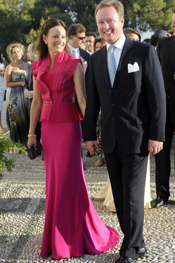 Le prince Gustav zu Sayn-Wittgenstein-Berleburg, cousin germain du marié, et sa compagne Carina Axelsson sur l&#039;île de Spetses, le 25 août 2010