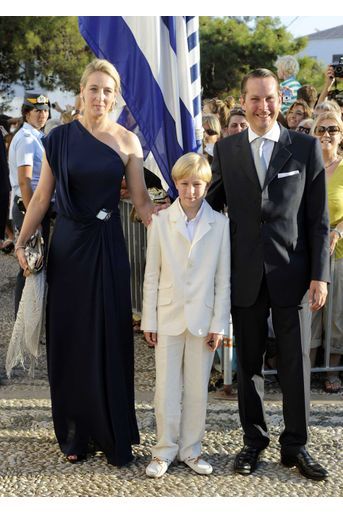 La princesse Alexandra zu Sayn-Wittgenstein-Berleburg, cousine du marié, avec son mari le comte Jefferson-Friedrich von Pfeil und Klein-Ellguth et leur fils le comte Richard sur l&#039;île de Spetses, le 25 août 2010