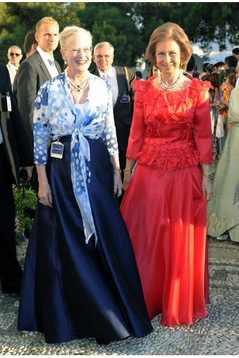 Les reines Margrethe II de Danemark et Sofia d'Espagne, tantes du marié, sur l'île de Spetses, le 25 août 2010