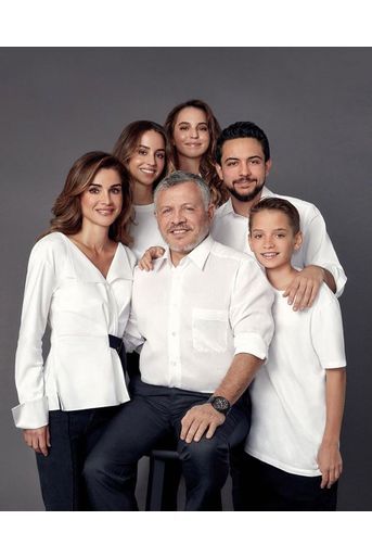 La reine Rania de Jordanie avec son époux le roi Abdallah II et leurs quatre enfants. Photo diffusée en décembre 2019