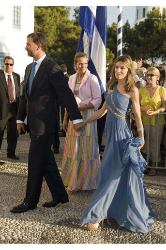 La princesse Letizia et le prince Felipe d'Espagne, suivis de l'infante Elena, sur l'île de Spetses le 25 août 2010