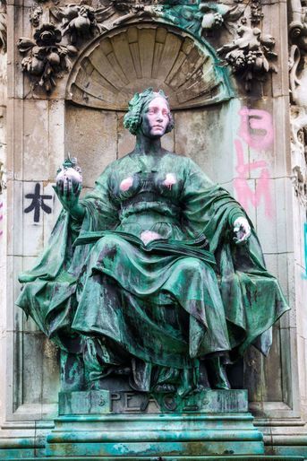 L&#039;une des figures du piédestal du mémorial de la reine Victoria à Leeds vandalisé, le 10 juin 2020