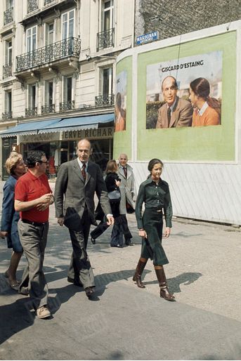 Valéry Giscard d'Estaing avec sa fille Jacinte lors de sa campagne présidentielle, en avril 1974. Le père et sa fille apparaissent ensemble sur l'affiche derrière eux.