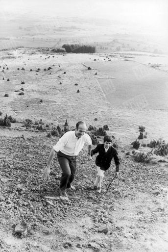 Valéry Giscard d'Estaing en promenade avec son fils Henri, 10 ans, gravissant le puy de Lassolas (1 195 mètres) en Auvergne, en août 1967.
