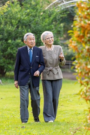 L’ex-impératrice Michiko du Japon, avec son époux l’ex-empereur Akihito, le 5 octobre 2020 dans leur jardin à Tokyo. Photo diffusée le 20 octobre 2020 pour son 86e anniversaire 