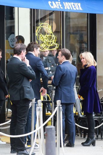 Emmanuel et Brigitte Macron ont inauguré lundi sur les Champs Elysées le Café Joyeux. 
