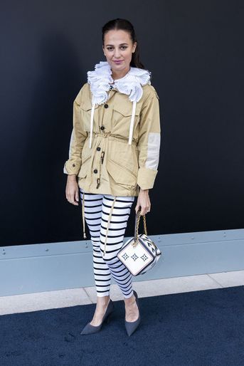 Alicia Vikander au défilé Louis Vuitton lors de la Fashion Week de Paris le 6 octobre 2020