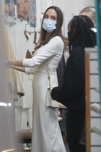 Angelina Jolie en shopping avec ses filles Zahara et Shiloh dans une boutique de Los Angeles le 8 janvier 2021
