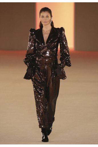 Le mannequin Helena Christensen défile pour la collection prêt-à-porter automne-hiver 2020-2021 de Balmain, à l'espace Champerret à Paris le 28 février 2020. 