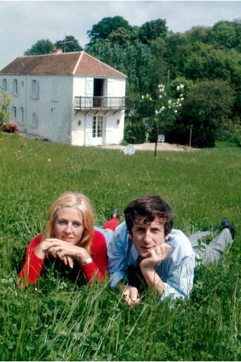 Catherine et Claude Rich dans leur maison d&#039;Orgeval, en mai 1968.