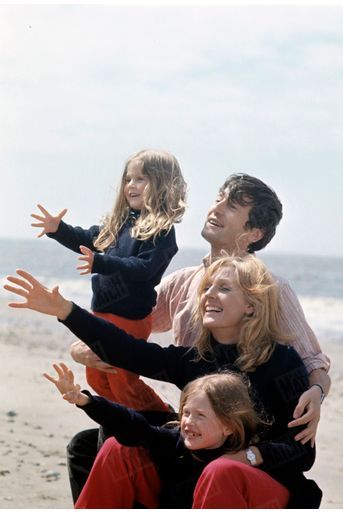 Catherine et Claude Rich avec leurs filles Delphine et Natalie, à Honfleur, en mai 1968.