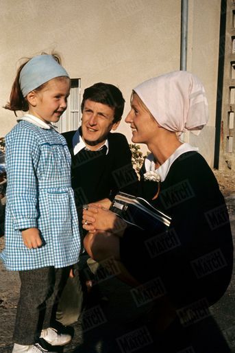 Catherine et Claude Rich avec leur fille Delphine, dans leur maison d&#039;Orgeval, en octobre 1964.