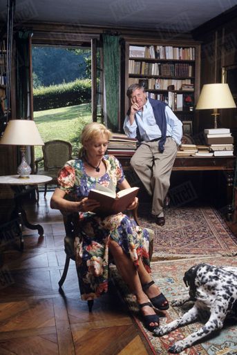 Catherine et Claude Rich dans leur maison d&#039;Orgeval, en août 1993.