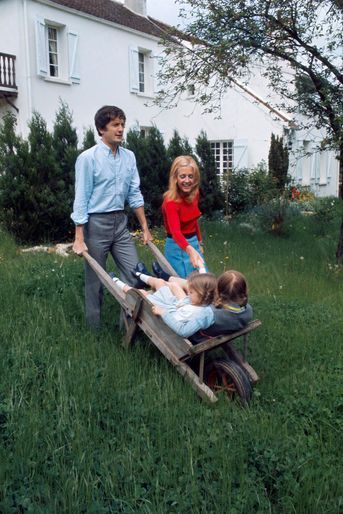 Catherine et Claude Rich avec leurs filles Delphine et Natalie, dans leur maison d&#039;Orgeval, en mai 1968.