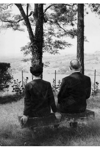 « Avec Mme de Gaulle, il vient souvent s’asseoir sur un vieux banc moussu au fond du parc. Au coin est de la propriété se dresse un calvaire de pierre. » - Paris Match n°288, 2 octobre 1954