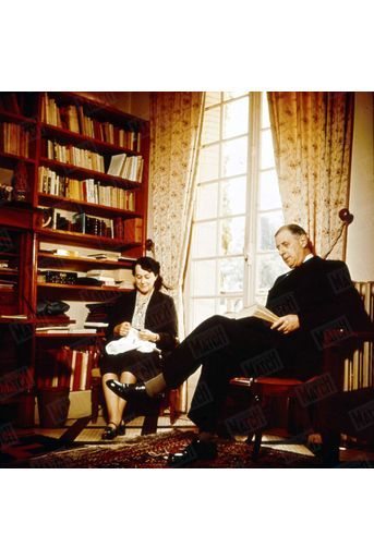 « Ce salon est celui de l'intimité et de la détente. Le général de Gaulle y lit revu et journaux. Mme de Gaulle y fait de la couture. C’est là que, matin et soir, ils écoutent les informations à la radio. » - Paris Match n°288, 2 octobre 1954